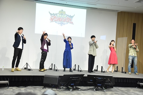 名乗りを披露するキャストたち。