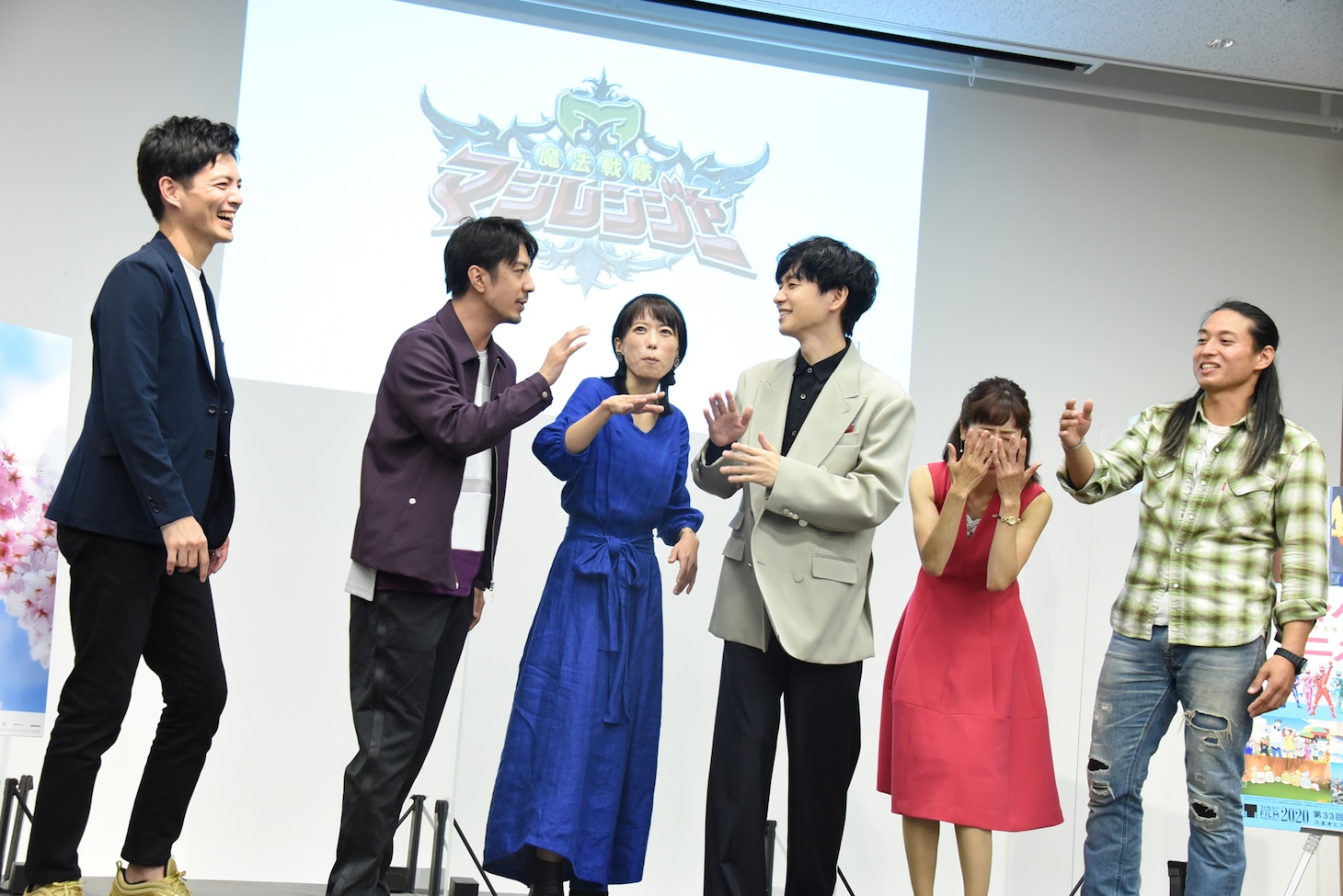 名乗りを披露しようとしたところ、息が合わなかったキャストたち。