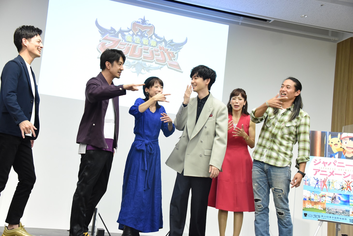 名乗りを披露しようとしたところ、息が合わなかったキャストたち。