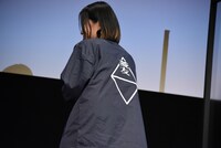 劇中に登場する企業・菱友のジャケットを着て登場した鎌谷悠。