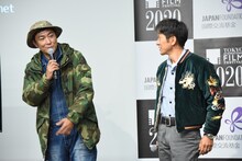 左から富田克也、相澤虎之助。