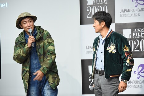 左から富田克也、相澤虎之助。