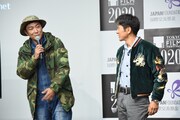 左から富田克也、相澤虎之助。