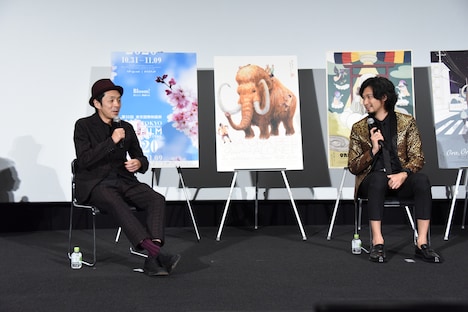 左から宮藤官九郎、青木崇高。