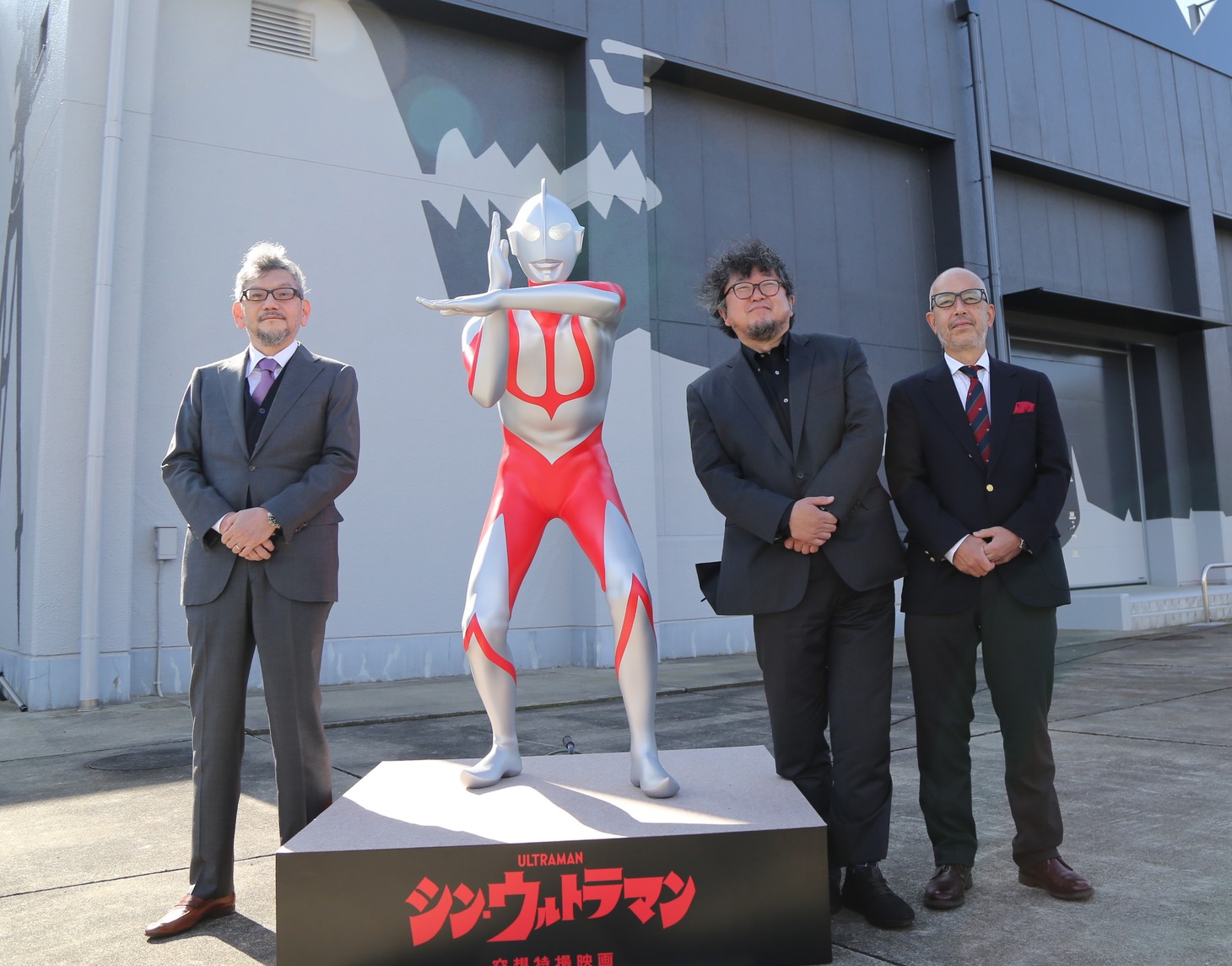 左から庵野秀明、「シン・ウルトラマン」スタチュー、樋口真嗣、尾上克郎。