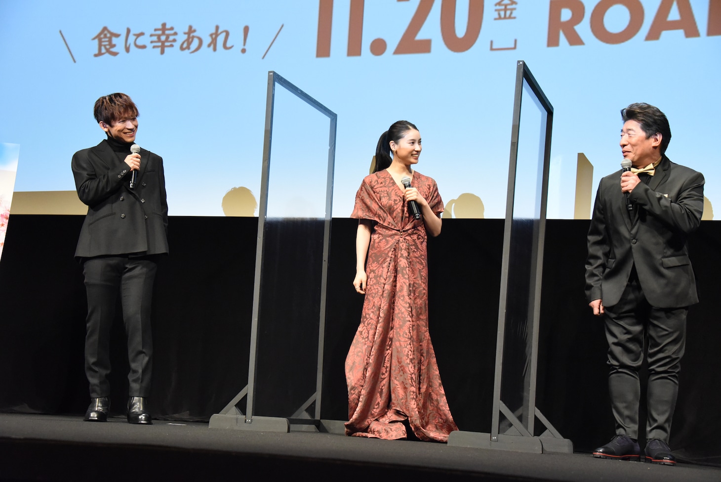 左からNAOTO、土屋太鳳、寺門ジモン。