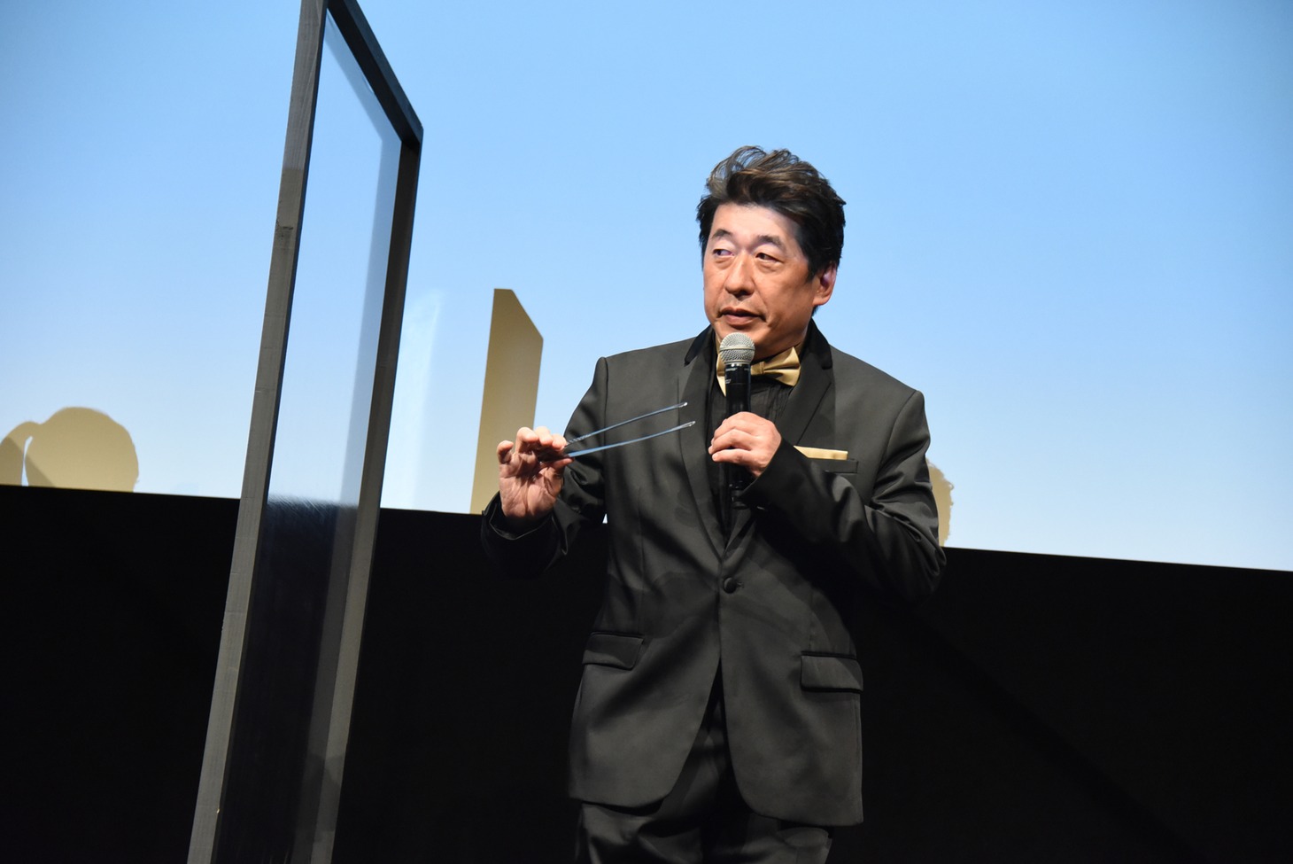 トングの持ち方にこだわる寺門ジモン。