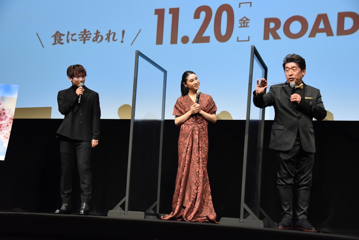 トングの持ち方にこだわる寺門ジモン（右）。