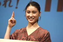 トング風のポーズを取る土屋太鳳。