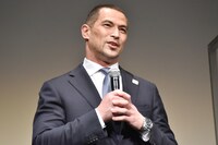 中条あやみの演技を称賛する室伏広治。