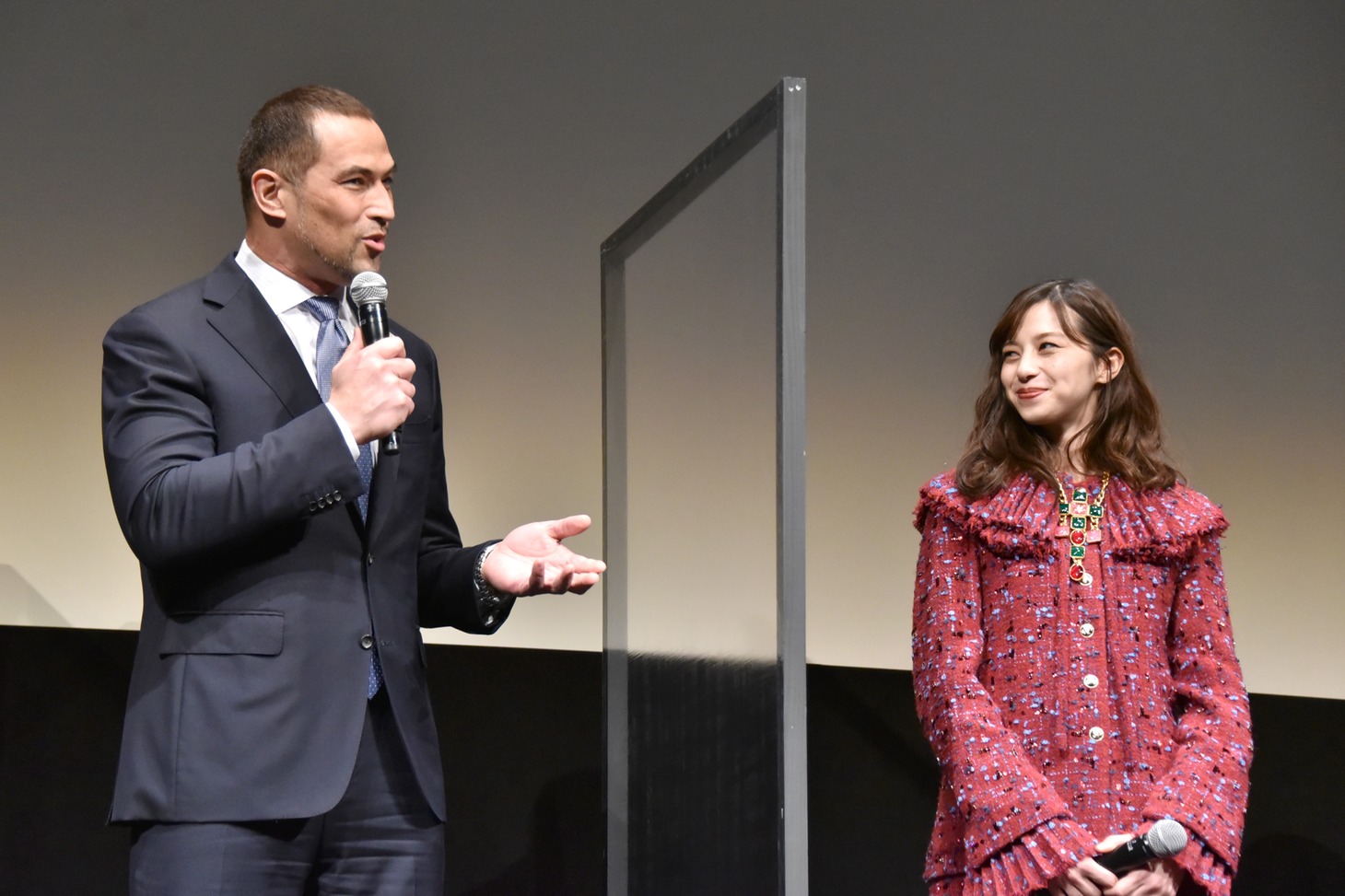 左から室伏広治、中条あやみ。