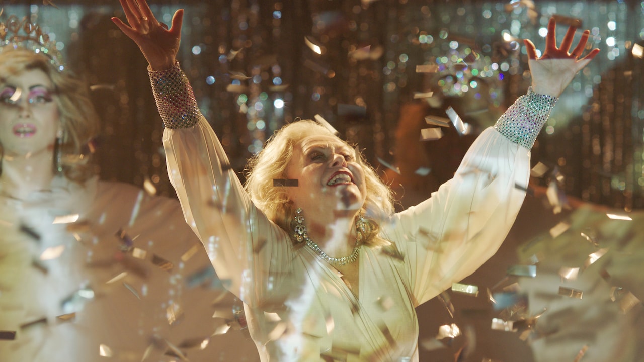 平凡な主婦がゲイバーを再建？ジャッキー・ウィーバー主演作2021年2月に公開