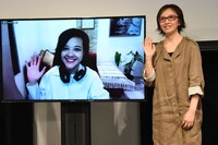 トークシリーズ「アジア交流ラウンジ」の様子。左からモーリー・スリヤ、ヤン ヨンヒ。