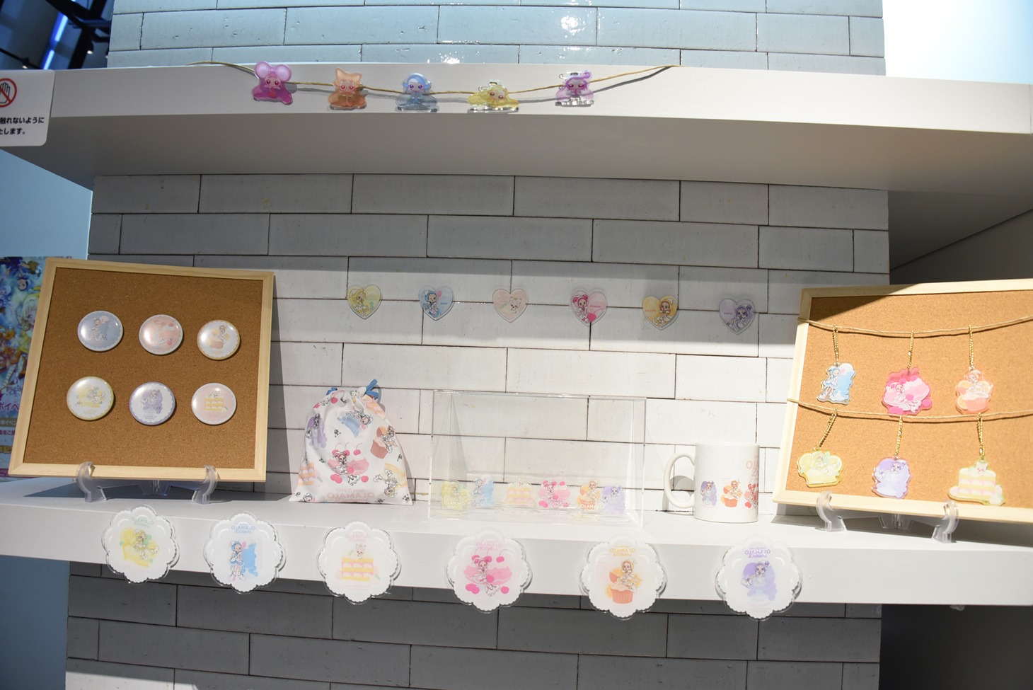 「おジャ魔女どれみカフェ 2020～FRUITS PARLOR～」グッズコーナーの様子。