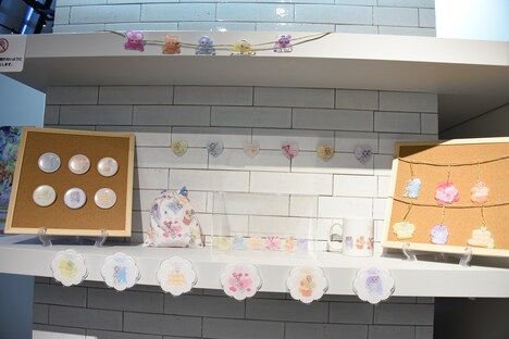 「おジャ魔女どれみカフェ 2020～FRUITS PARLOR～」グッズコーナーの様子。