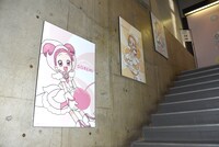 「おジャ魔女どれみカフェ 2020～FRUITS PARLOR～」入り口に通ずる階段の様子。