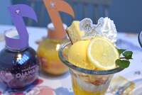 「ももこのレモンチーズケーキパフェ」（写真手前 / 税込1538円）