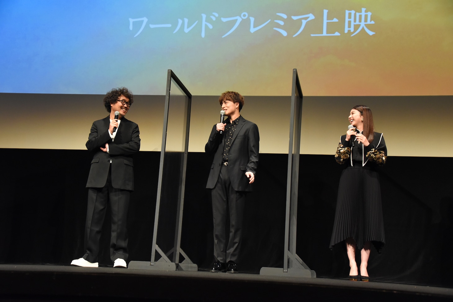 左から三木康一郎、白濱亜嵐、平祐奈。