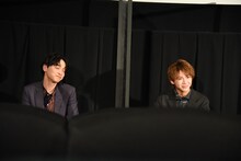 情報未解禁の「VS」シリーズ新作について質問され、なんとも言えない表情で返す一ノ瀬颯（左）と小宮璃央（右）。