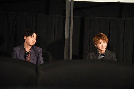 情報未解禁の「VS」シリーズ新作について質問され、なんとも言えない表情で返す一ノ瀬颯（左）と小宮璃央（右）。