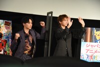 ムービーカメラ用に「動きをください」と言われ、踊る一ノ瀬颯（左）。