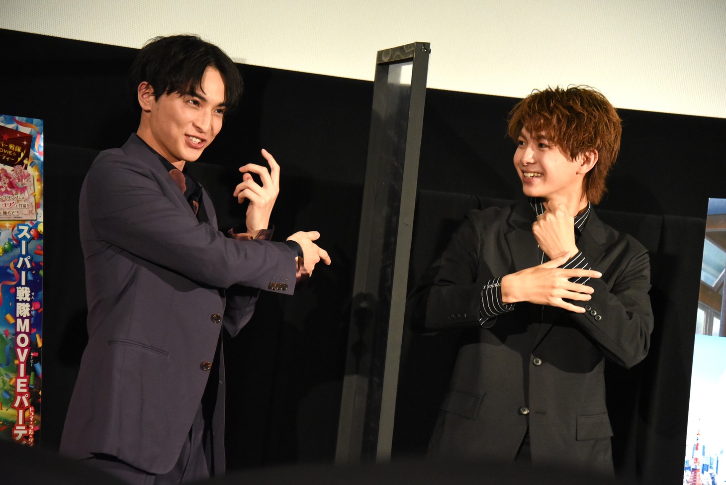 ムービーカメラ用に動きを求められ、「全然息が合わない！」と笑いながらもポーズを取る一ノ瀬颯（左）。