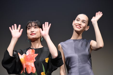 左から門脇麦、水原希子。