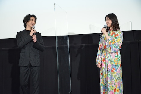 左から横浜流星、吉高由里子。