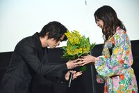 吉高由里子（右）に花束を手渡す横浜流星（左）。