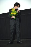 足を引きずり塁を演じながら花束を持ってくる横浜流星。