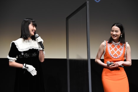 左から橋本愛、のん。