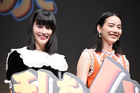 左から橋本愛、のん。