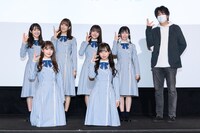 「3年目のデビュー」舞台挨拶の様子。前列左から加藤史帆、齊藤京子。後列左から潮紗理菜、佐々木久美、高瀬愛奈、東村芽依、竹中優介。