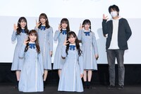 「3年目のデビュー」舞台挨拶の様子。前列左から加藤史帆、齊藤京子。後列左から潮紗理菜、佐々木久美、高瀬愛奈、東村芽依、竹中優介。