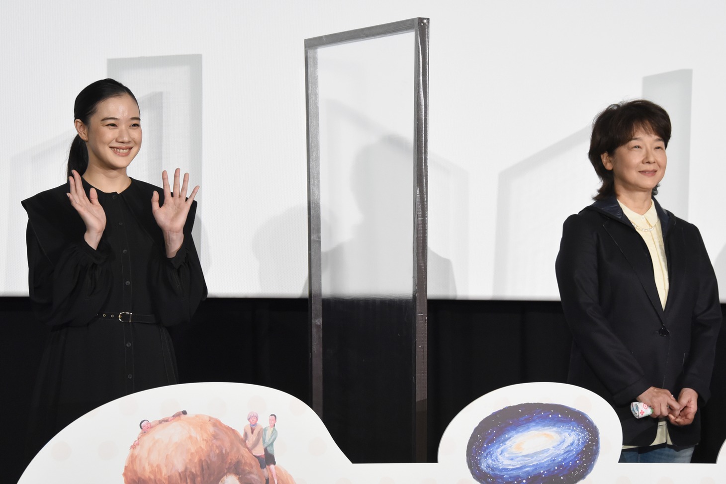 左から蒼井優、田中裕子。