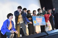 ムービーカメラに向けてポーズを取るキャストたち。