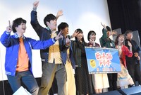 ムービーカメラに向けてポーズを取るキャストたち。