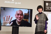 トークシリーズ「アジア交流ラウンジ」の様子。左からオンラインで参加したツァイ・ミンリャン、片桐はいり。