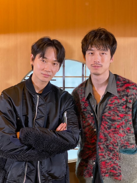 左から綾野剛、坂口健太郎。