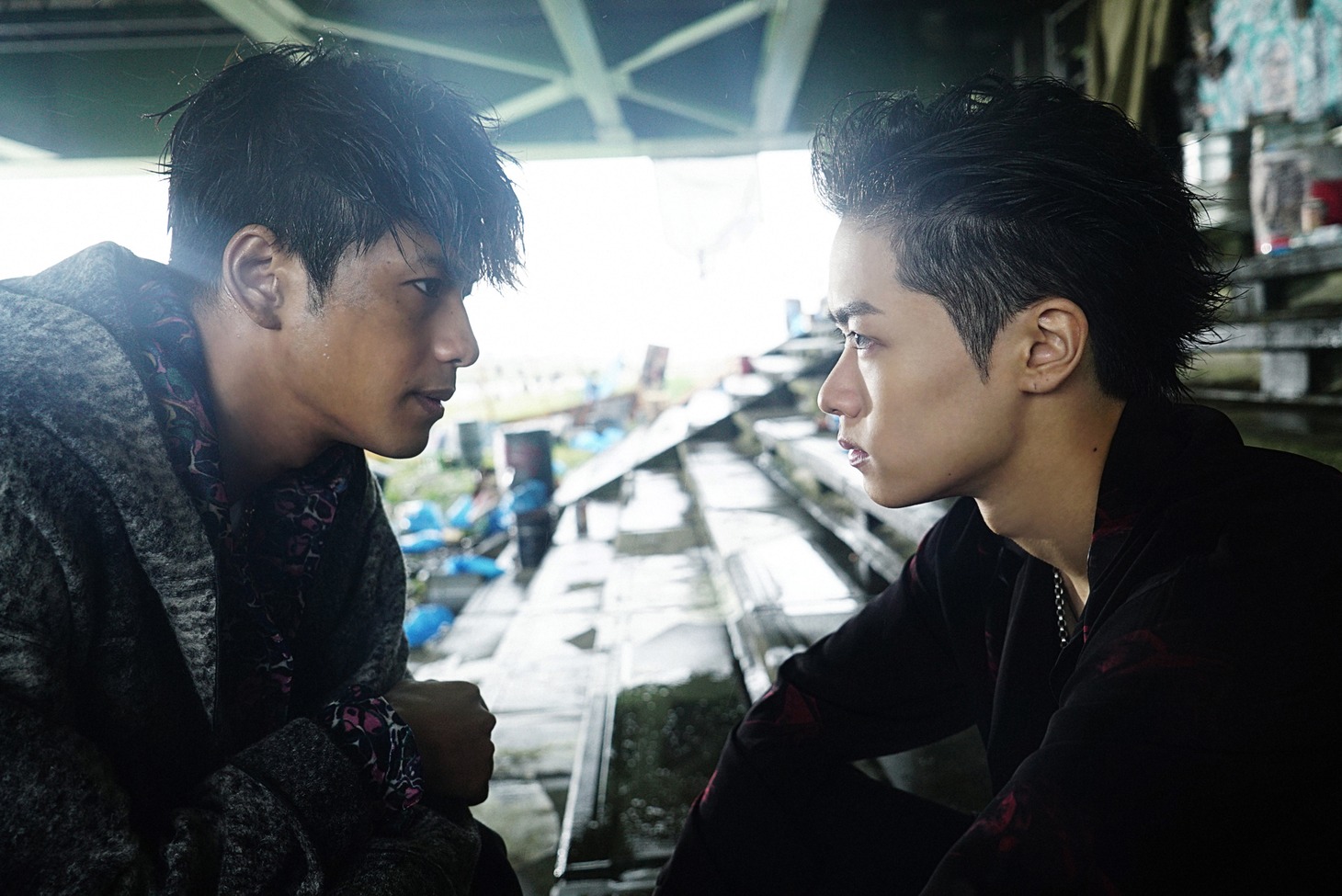 「6 from HiGH&LOW THE WORST」より。左から森崎ウィン演じる坂田基晃、川村壱馬演じる花岡楓士雄。
