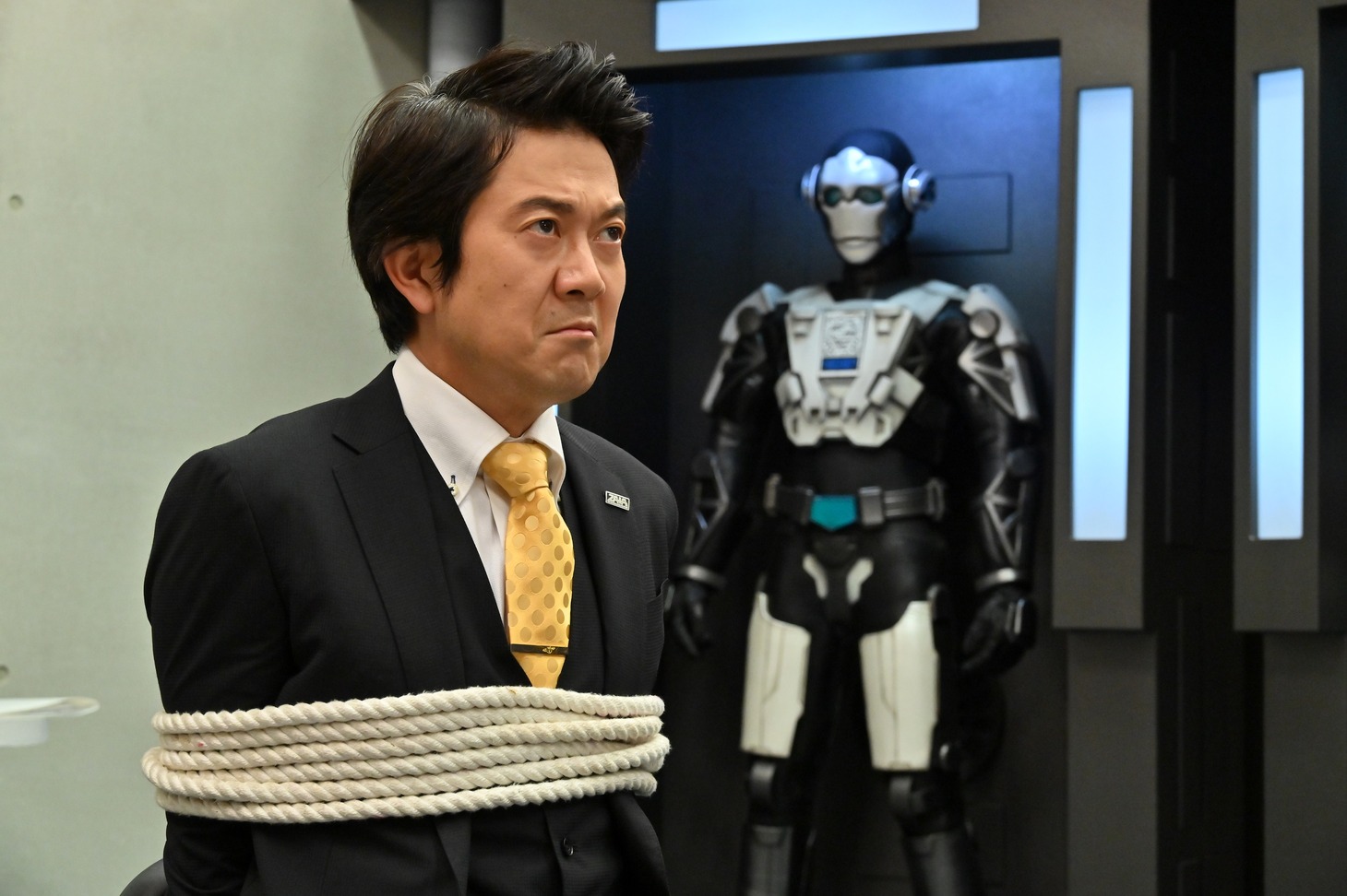 「劇場版 仮面ライダーゼロワン（仮題）」より、アキラ100%演じる野立万亀男。