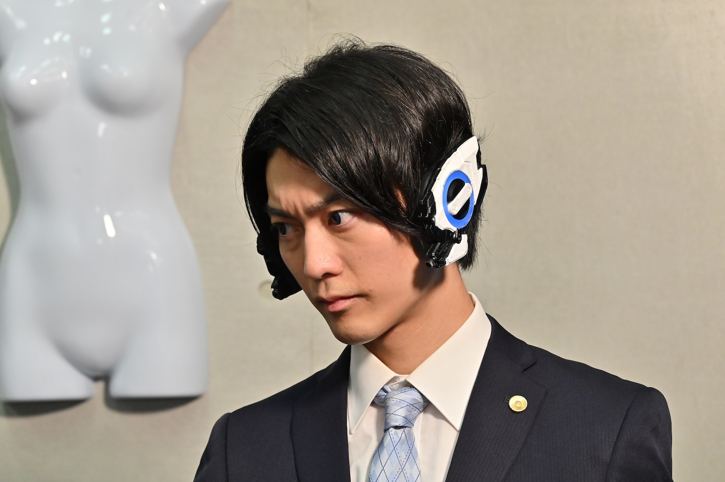 「劇場版 仮面ライダーゼロワン（仮題）」より、南圭介演じる弁護士ビンゴ。
