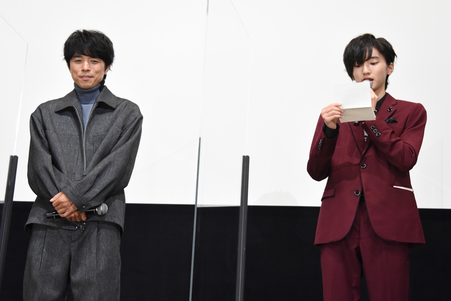 井ノ原快彦（左）への手紙を読み上げる道枝駿佑（右）。