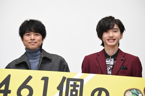 左から井ノ原快彦、道枝駿佑。