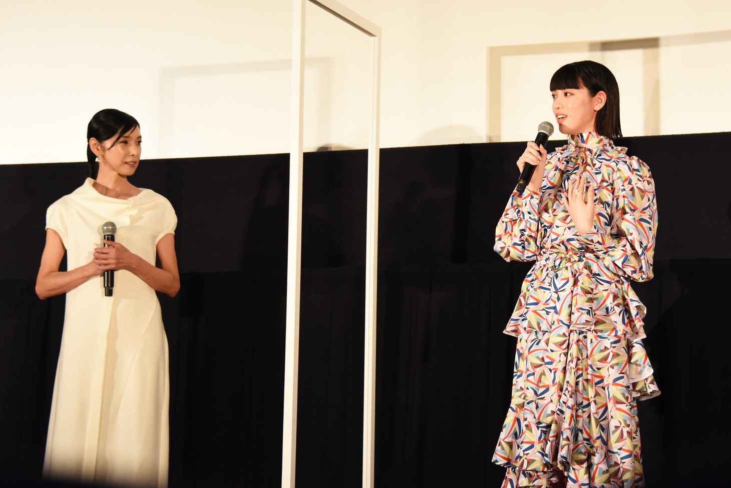 左から黒木瞳、三吉彩花。