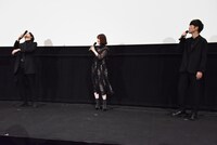 花澤香菜（中央）の「筋肉痛が2日後に来る」発言にショックを受ける宮野真守（左）と櫻井孝宏（右）。