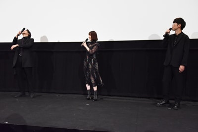 花澤香菜（中央）の「筋肉痛が2日後に来る」発言にショックを受ける宮野真守（左）と櫻井孝宏（右）。