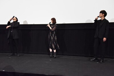 花澤香菜(中央)の「筋肉痛が2日後に来る」発言にショックを受ける宮野真守(左)と櫻井孝宏(右)。