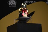 松任谷由実に贈られたトロフィー。