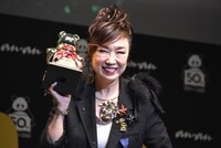 トロフィーを掲げる松任谷由実。